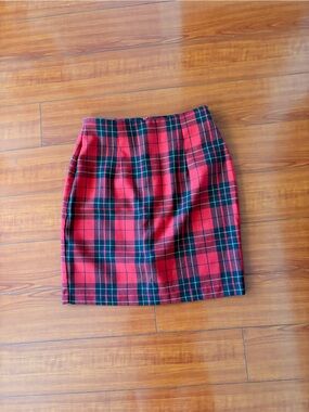 Classic Red Plaid Pencil Skirt - Sleek High-Rise Silhouette